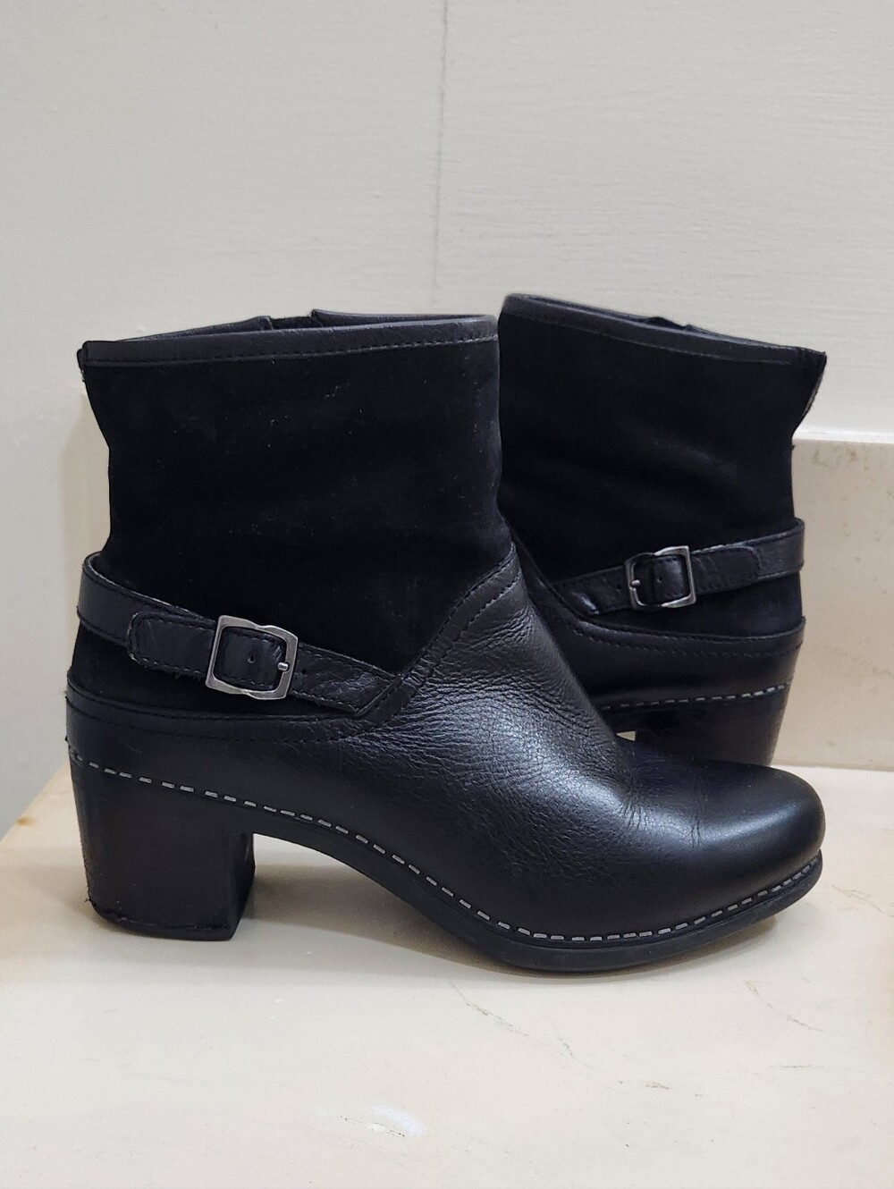 Women's Dansko Hayley Ankle Boot Size 39/9 Black EUC